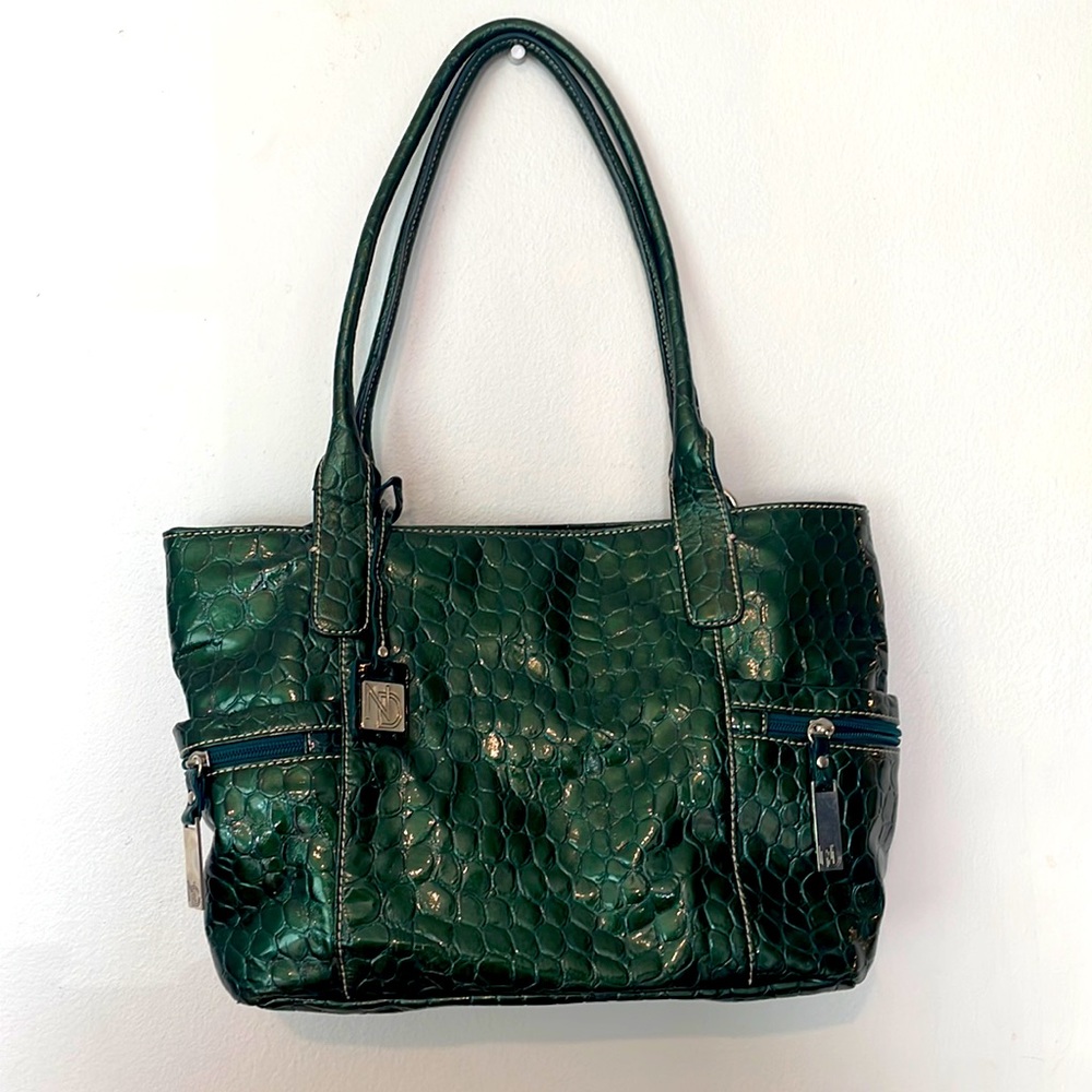 Green faux leather hand bag with tons of pockets! Crocodile alligator print
